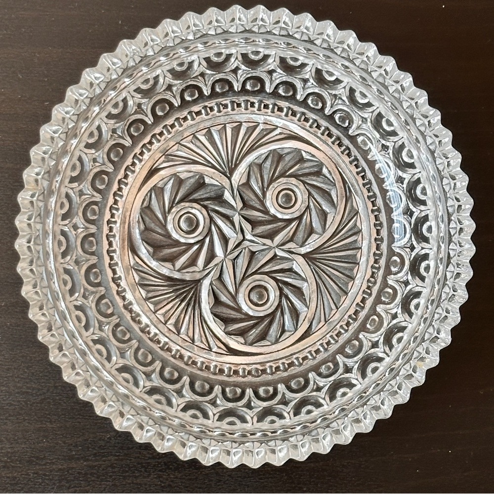 Crystal‎ Glass bowl scalloped edge ornate 3-D design